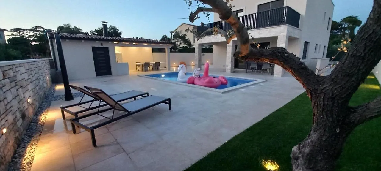 Villa Salvore - New Luxury House, Heated Pool, Near Beaches, Playroom - Istria Savudrija Croazia