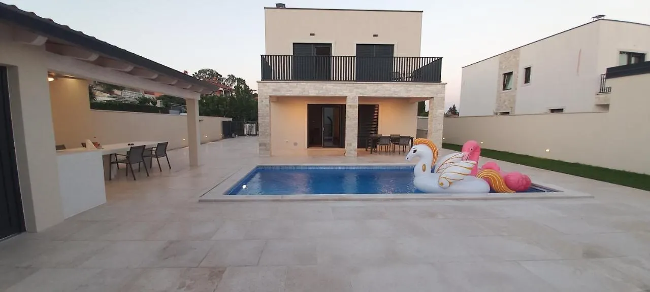 Villa Salvore - New Luxury House, Heated Pool, Near Beaches, Playroom - Istria Savudrija 0*,
